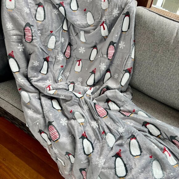 NWT! Wonderful Super Soft Penguin Sherpa Blanket - Picture 3 of 11